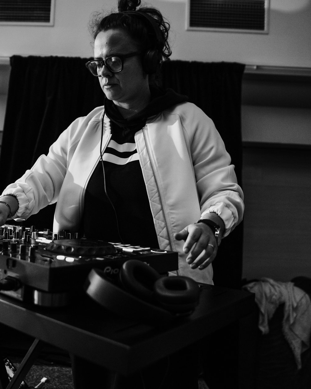Monika Ta Ura Zítková u DJ pultu